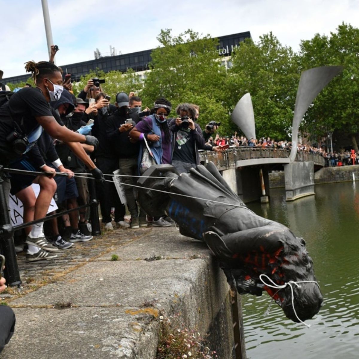 Manifestantes se enfrentaron nuevamente con la policía en el centro de Londres