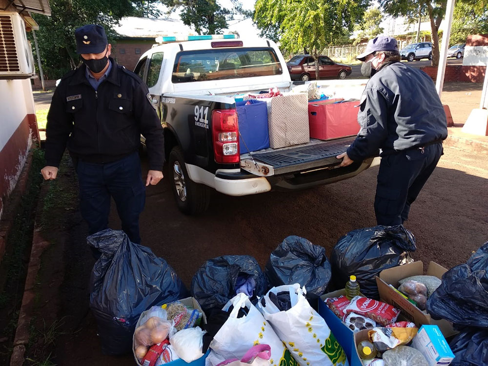 Policías solidarios acercan donaciones a quienes más lo necesitan