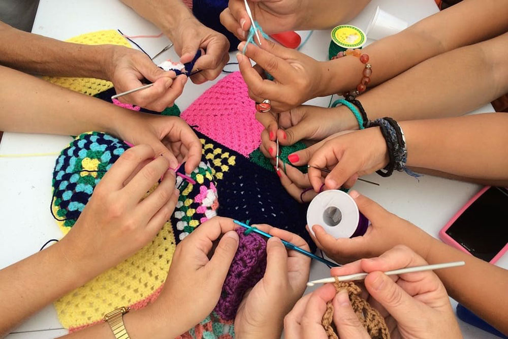 Tejedoras celebraron el Día Mundial de Tejer en Público