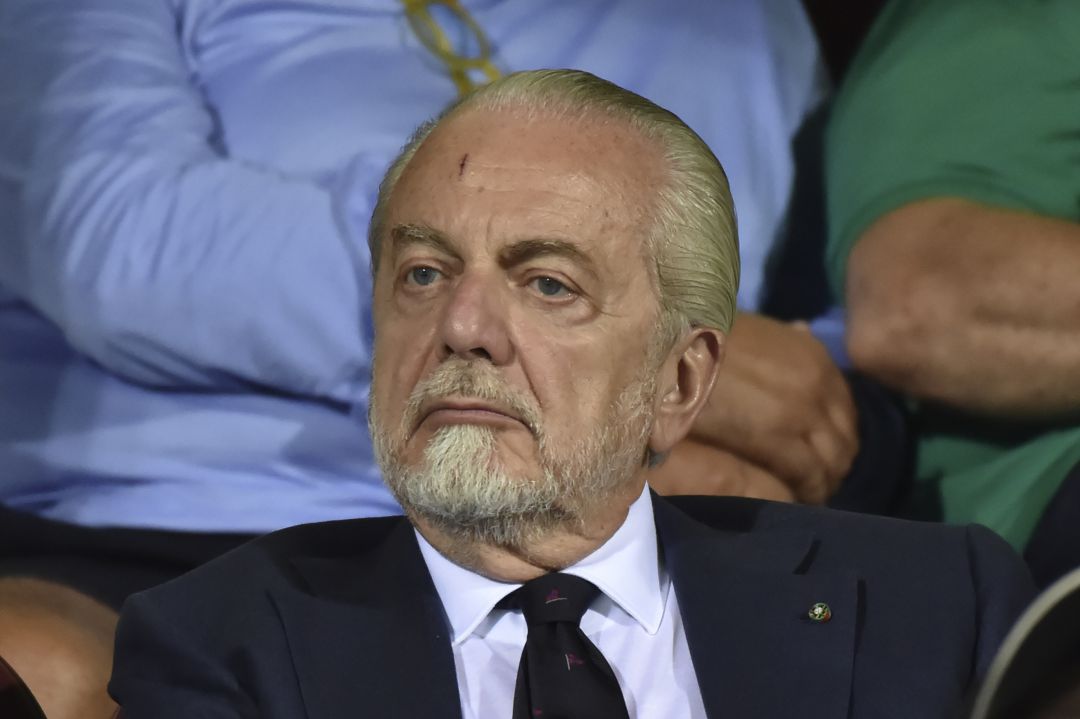 El presidente de Napoli se quejó por tener que visitar a Barcelona