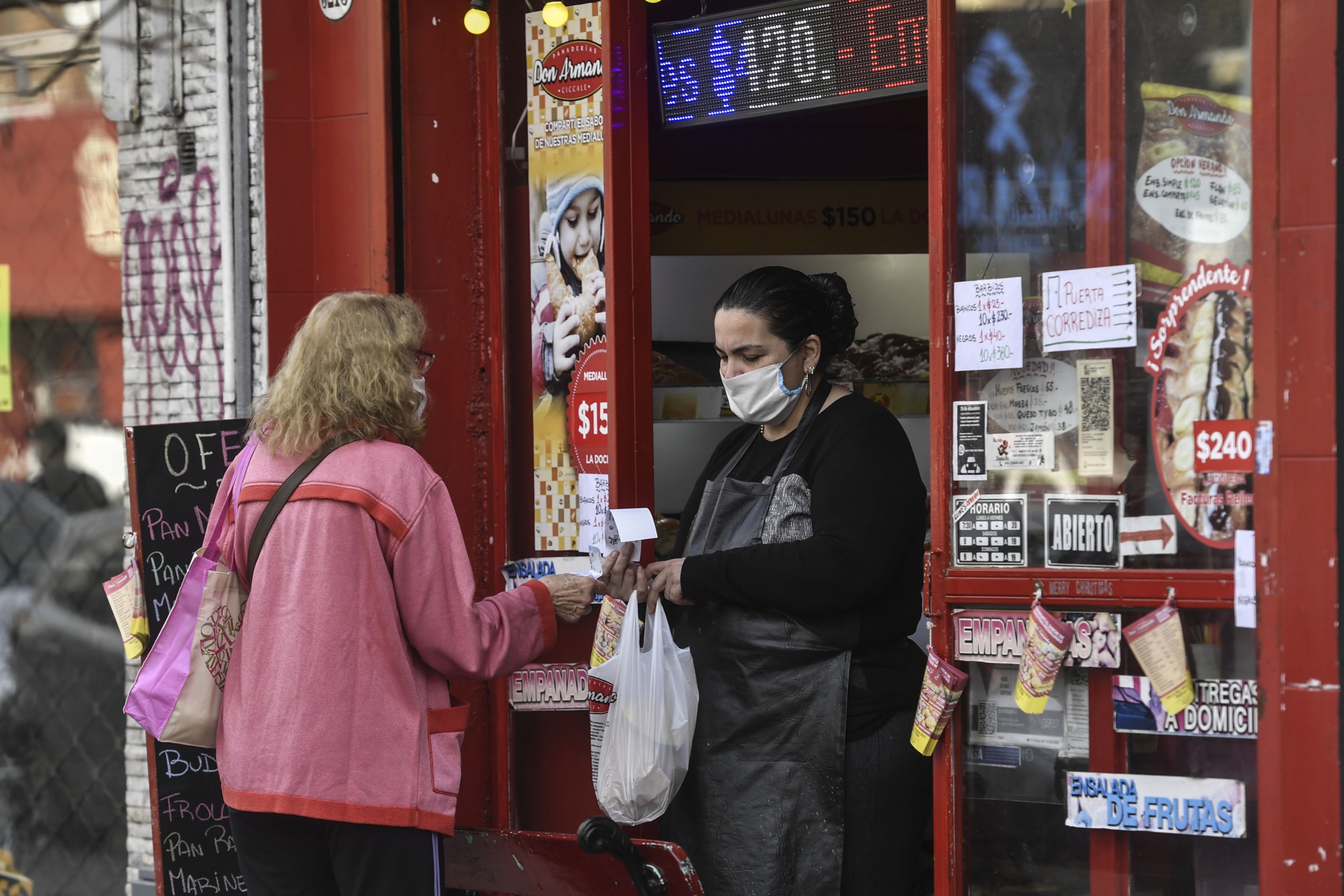 Buenos Aires: Bares y restaurantes de cercanía podrán abrir a partir de mañana, con la modalidad "Take Away" y siguiendo estrictos protocolos sanitarios, en la nueva fase del aislamiento social preventivo y obligatorio por la pandemia Covid-19. Foto: Alejandro Santa Cruz/Télam/amb 19072020