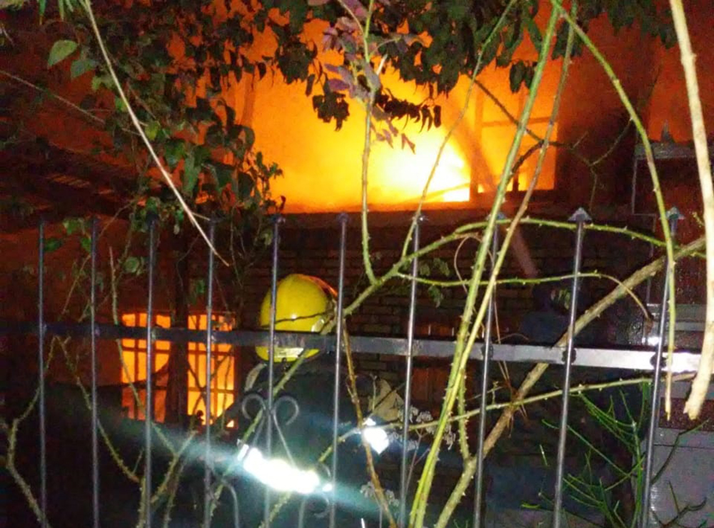 Policía arriesgó su vida para rescatar a una mujer y su hijo de un incendio