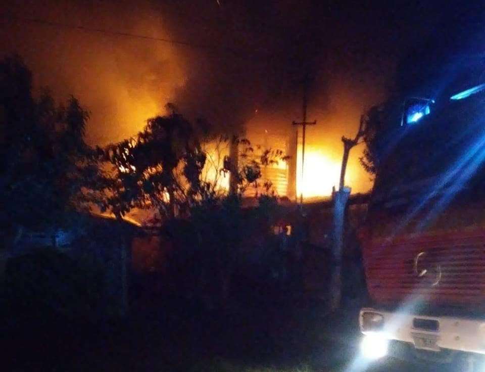 Policía arriesgó su vida para rescatar a una mujer y su hijo de un incendio