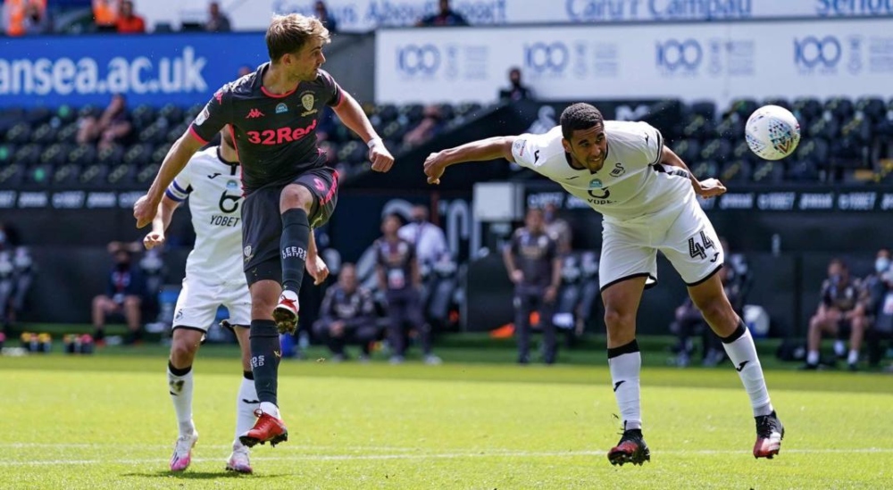 Leeds de Bielsa logró un agónico triunfo y quedó cerca del ascenso