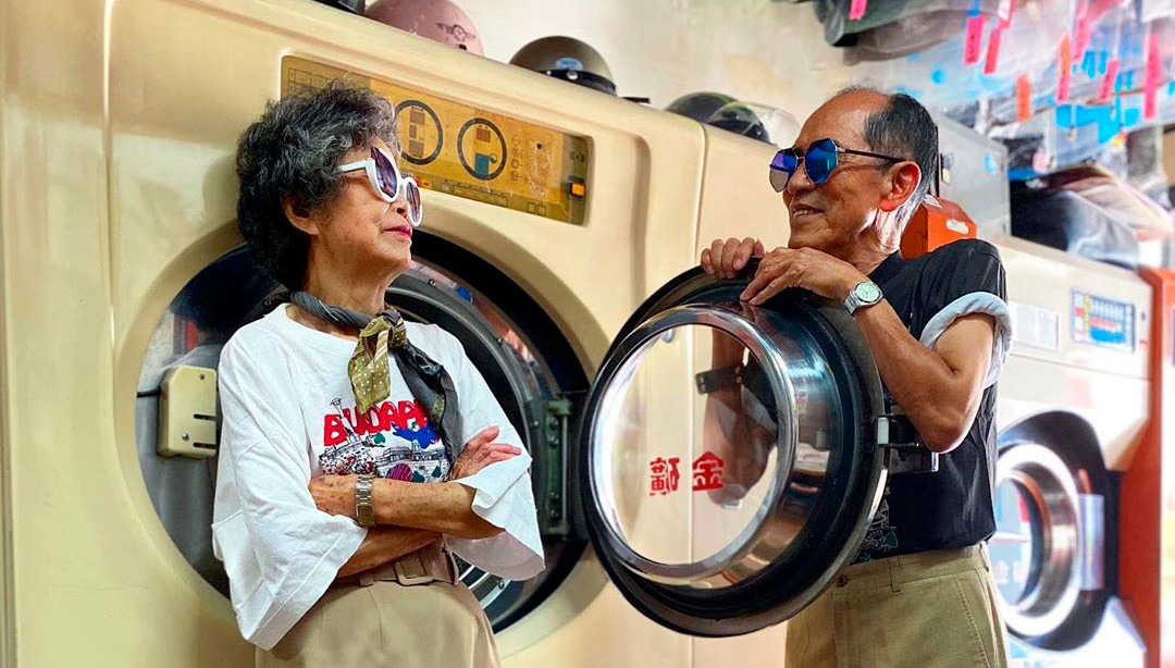 Abuelos modelan ropa que nadie reclama en su lavandería y son furor