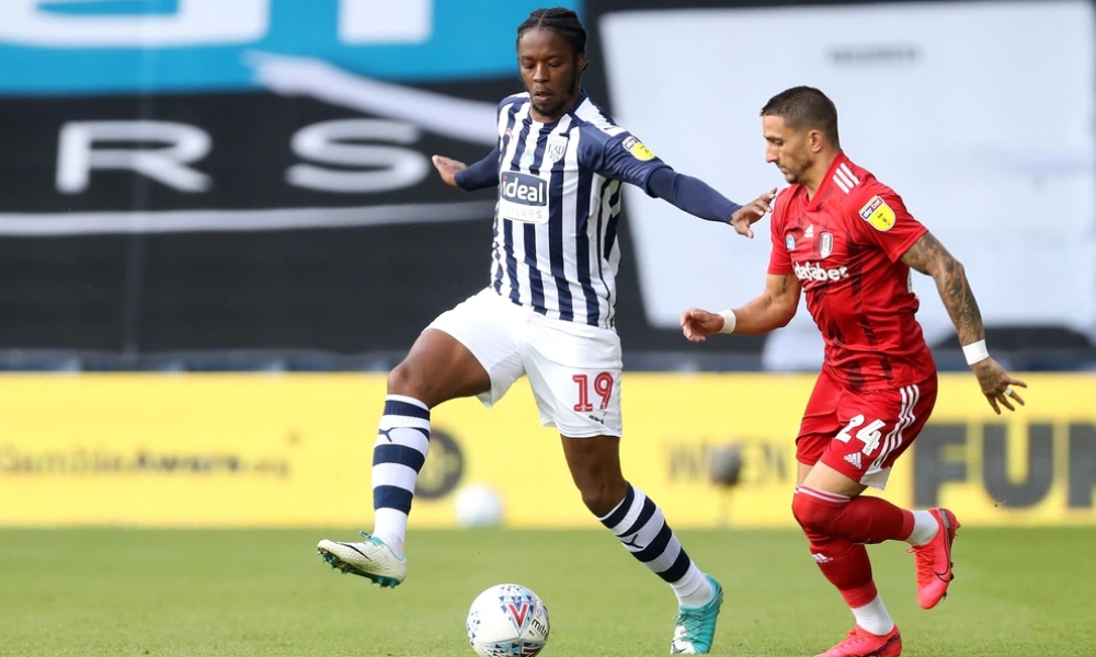 El escolta empató y el Leeds de Bielsa sigue solo en la punta