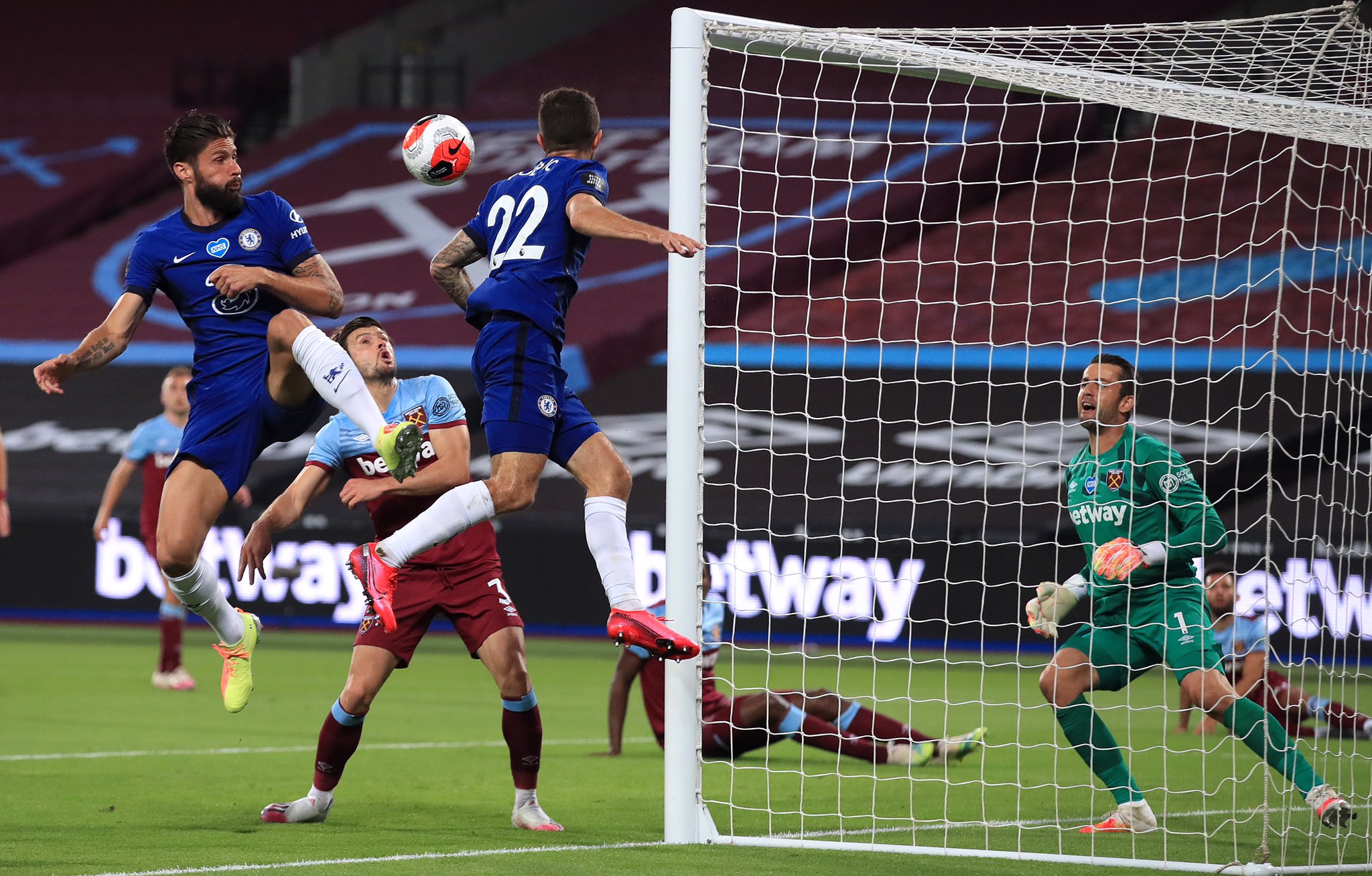 West Ham ganó en la agonía y escapa de la zona de descenso