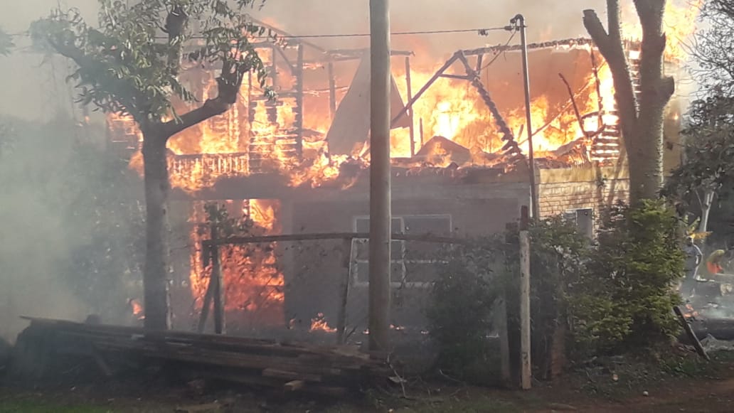 Una familia de Colonia Victoria perdió todo en un incendio
