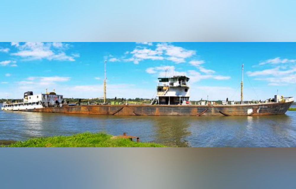 Barco con aceite contaminado amenaza costas argentinas y paraguayas