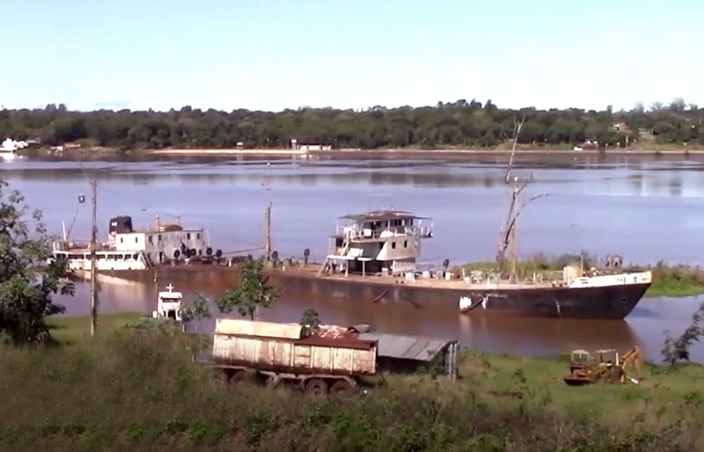 Ordenan asegurar barco por el riesgo ambiental que representa