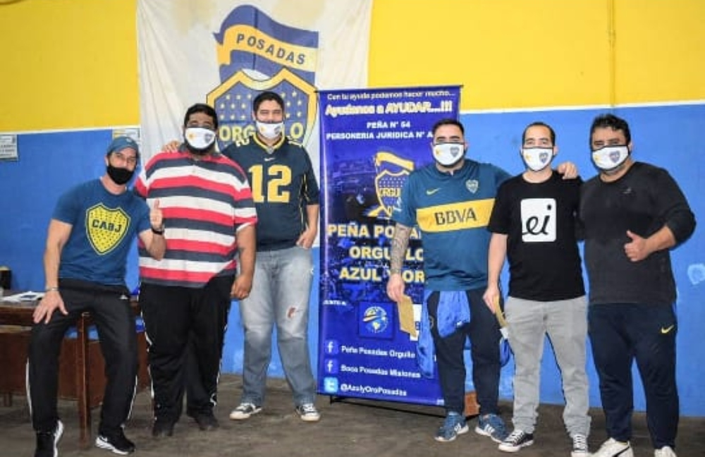 Peña de Boca entregó barbijos a socios posadeños del Xeneize