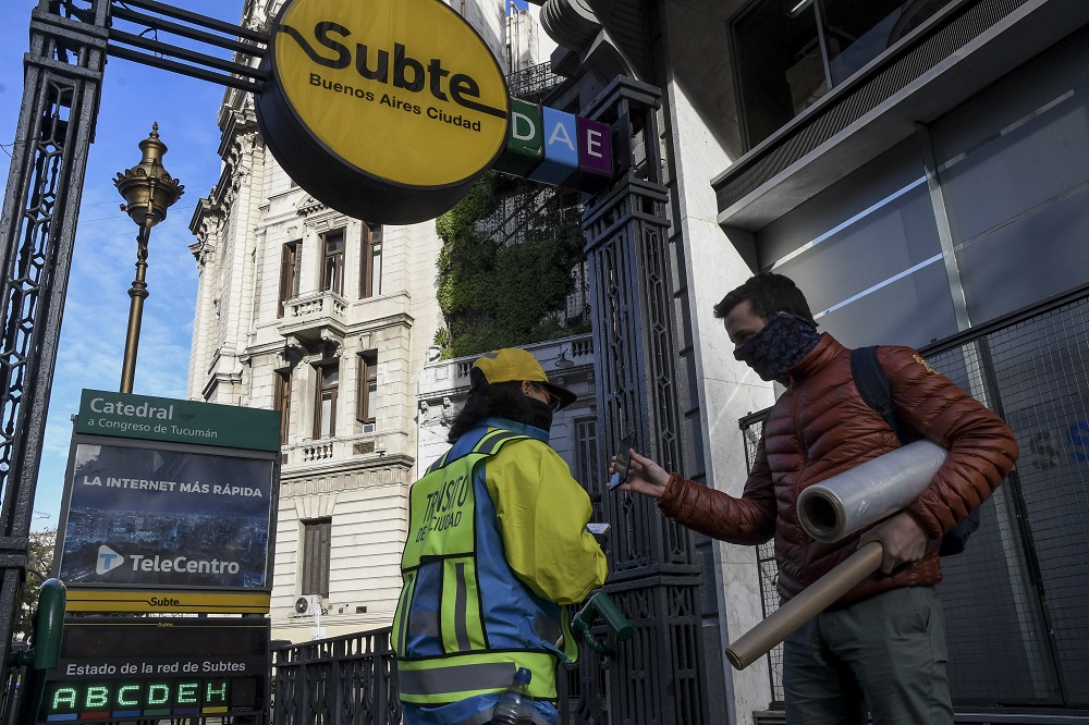 Buenos Aires: En el tercer día de la nueva fase del aislamiento social y obligatorio rigen controles estrictos en accesos a estaciones de subte, escasos transeúntes en la ciudad con sus barbijos y tapabocas para prevenirse de posibles contagios. foto Ferrari