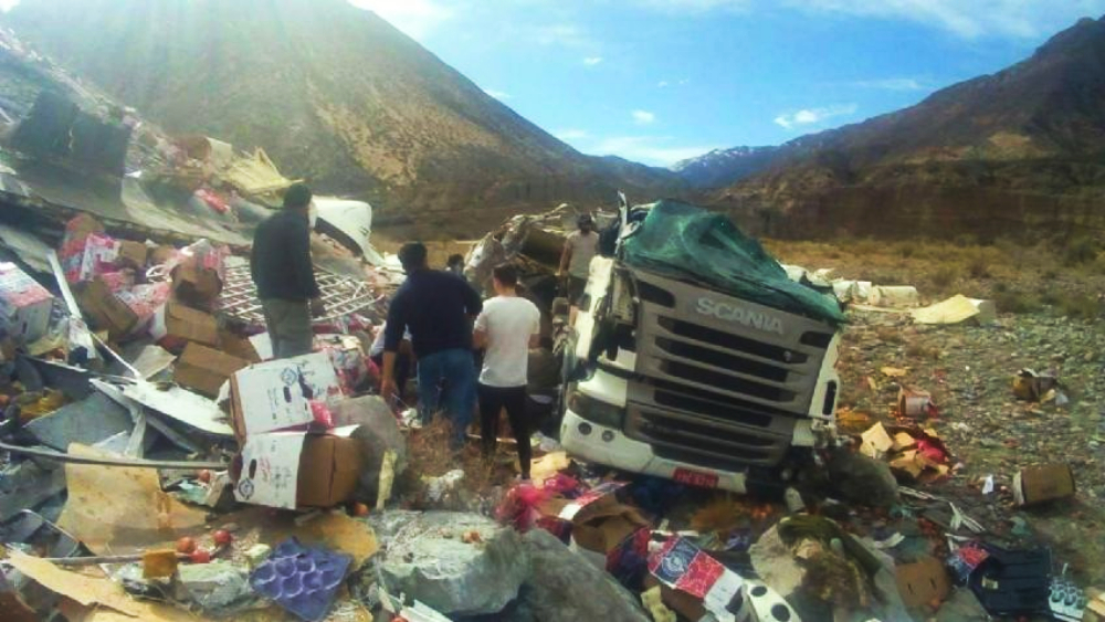 Camionero misionero cayó a un precipicio en Mendoza y fue hospitalizado