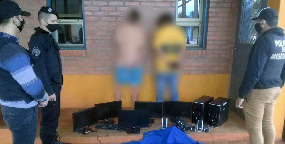 Detienen a dos jóvenes y recuperan elementos robados