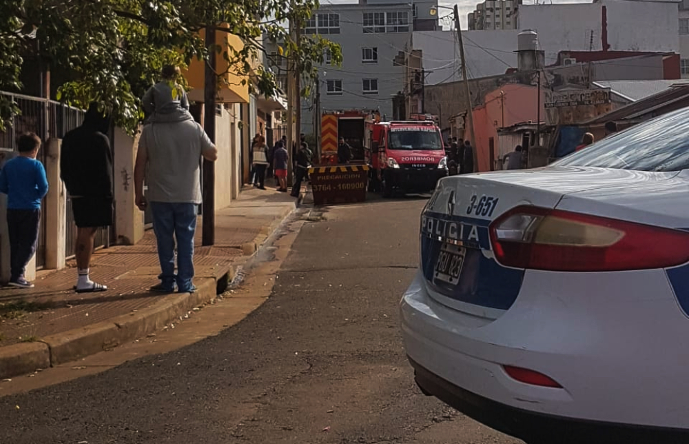 Incendio del depósito de una vivienda fue sofocado por Bomberos
