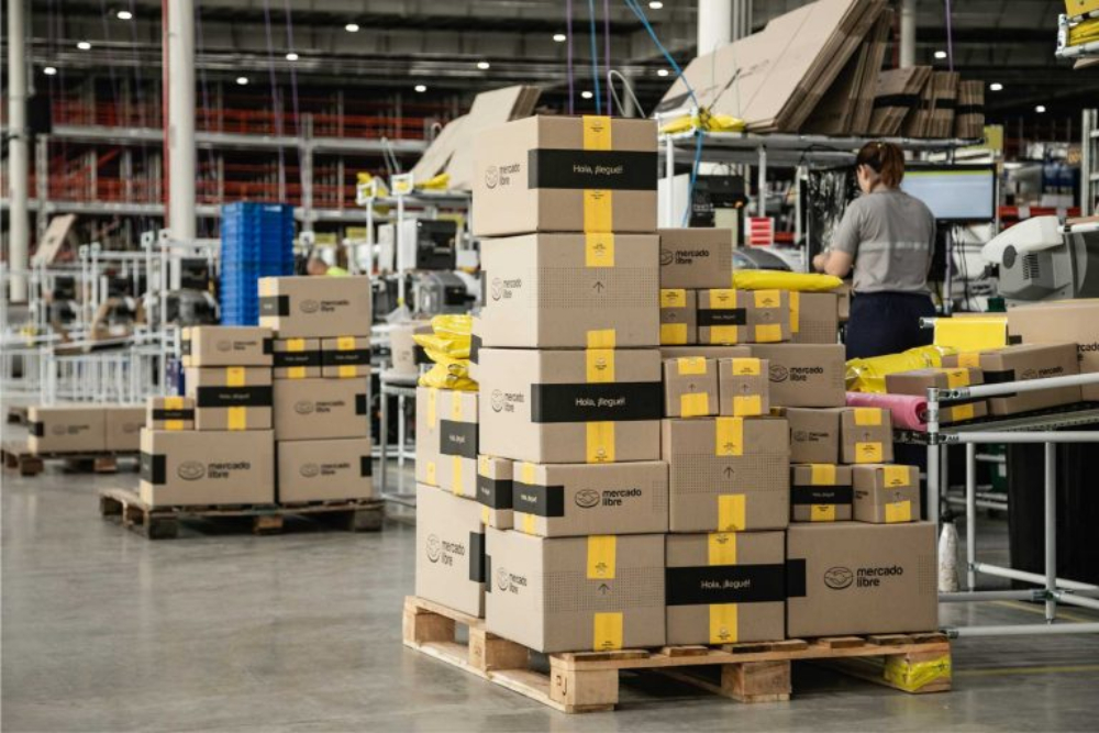 Camioneros bloquean depósitos de Mercado Libre