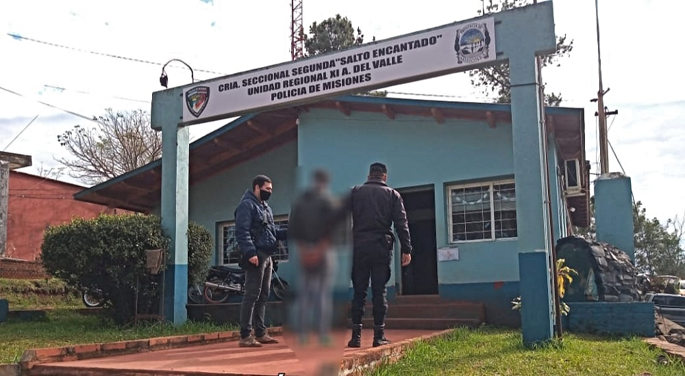 Terminó preso tras ser descubierto con un rifle en el abrigo