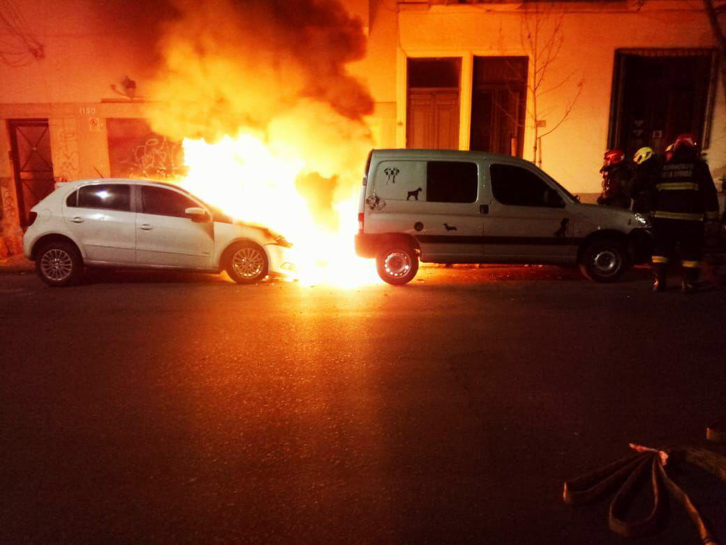 Incendiaron ocho autos y cuatro motos en un barrio porteño