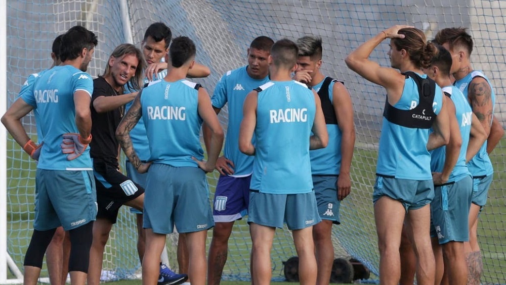 Parte del plantel de Racing se entrenó en Rosario y levantó polémica
