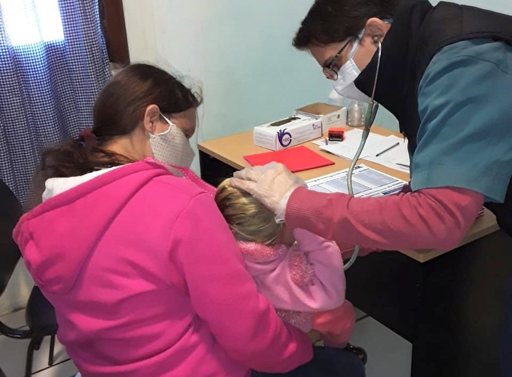 Buscan que médicos se arraiguen en zonas con menos especialistas