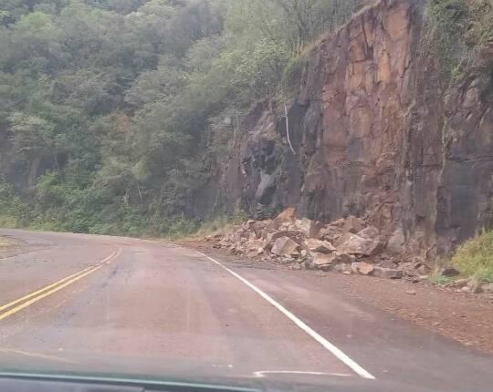 Se derrumbó un paredón de piedras sobre la ruta provincial 7