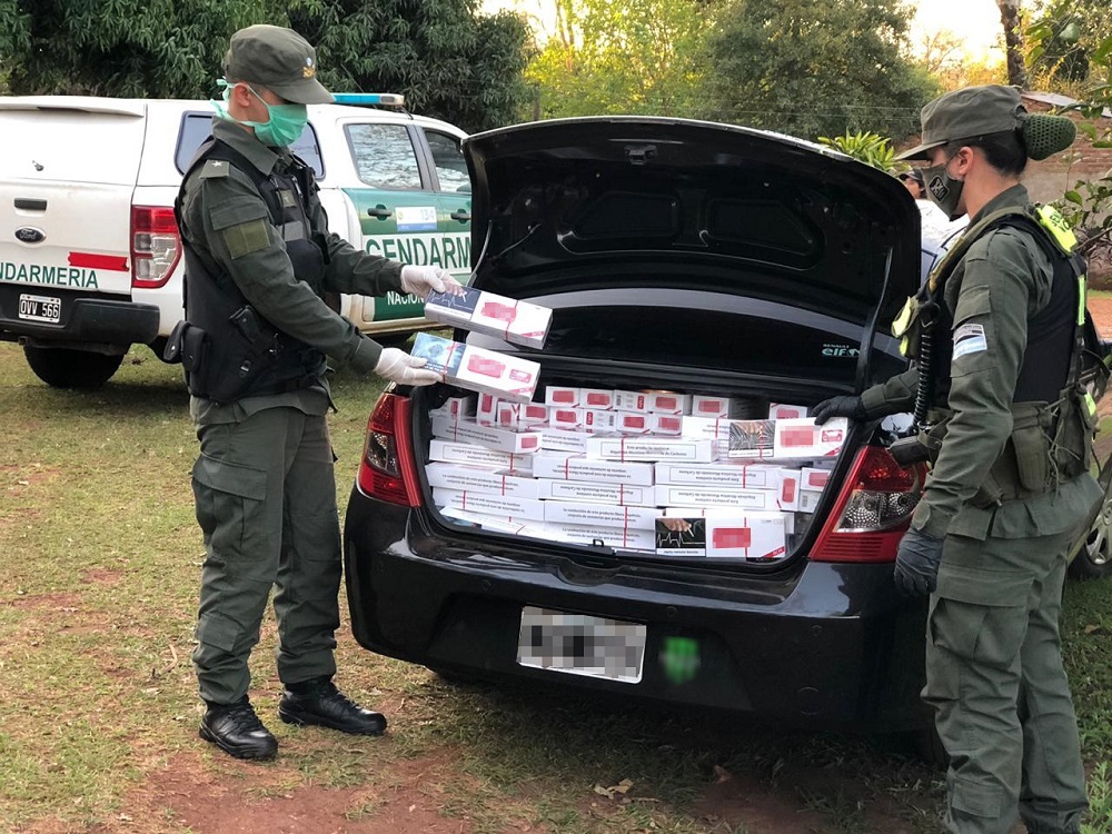 Diez mil paquetes de cigarrillos abandonados en un auto