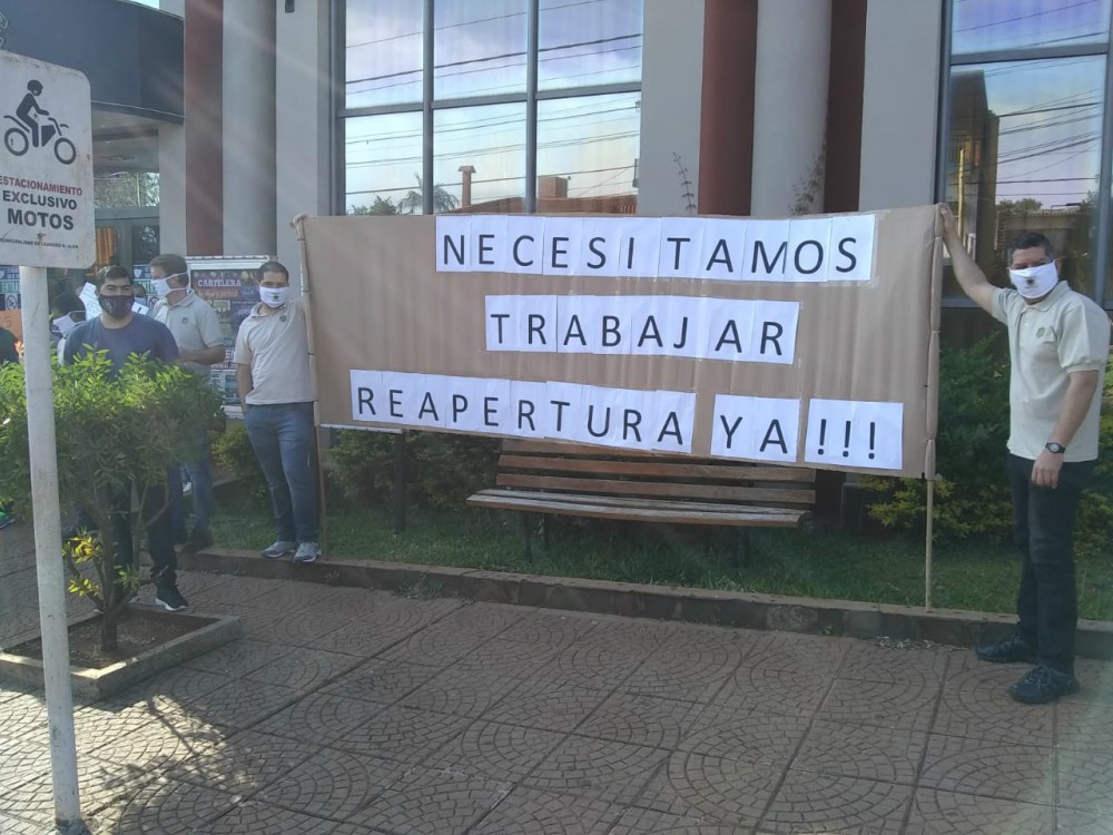 Empleados del Casino de Alem realizaron una protesta