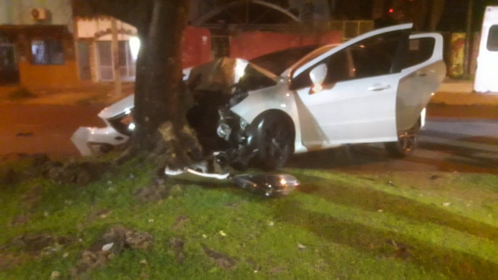 Despiste y choque sobre avenida Roque Pérez dejó tres jóvenes lesionados
