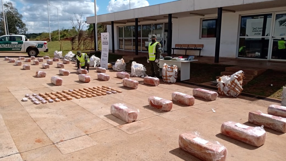 Decomisan casi 400 kilos de marihuana en encomiendas