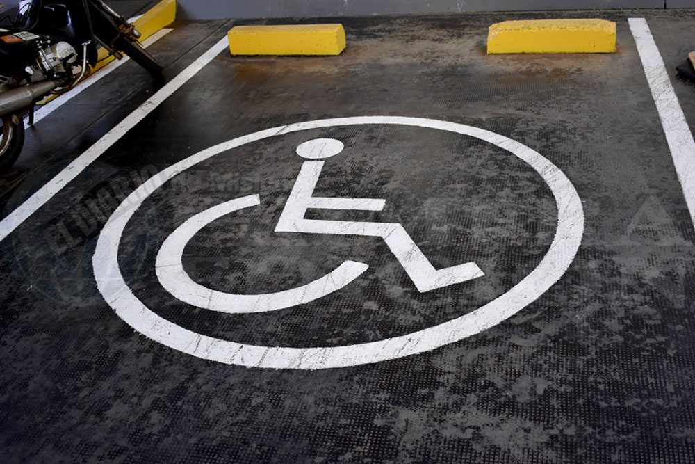 Estacionamientos para discapacitados, los espacios que menos se respetan