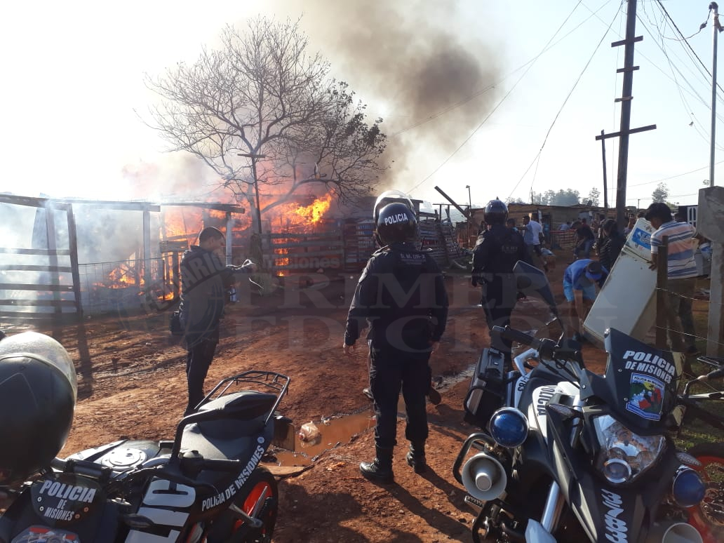 El fuego arrasó con seis viviendas en el barrio Néstor Kirchner