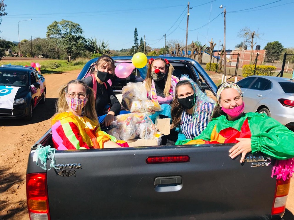 Jóvenes de Jardín América hicieron felices a mil niños
