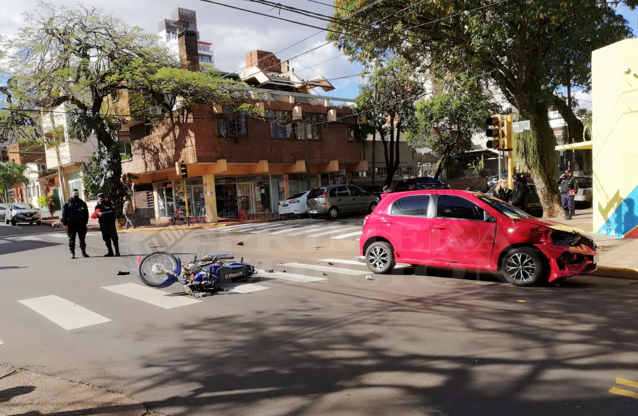 Robó una moto en el centro de Posadas, quiso escapar y chocó a pocos metros