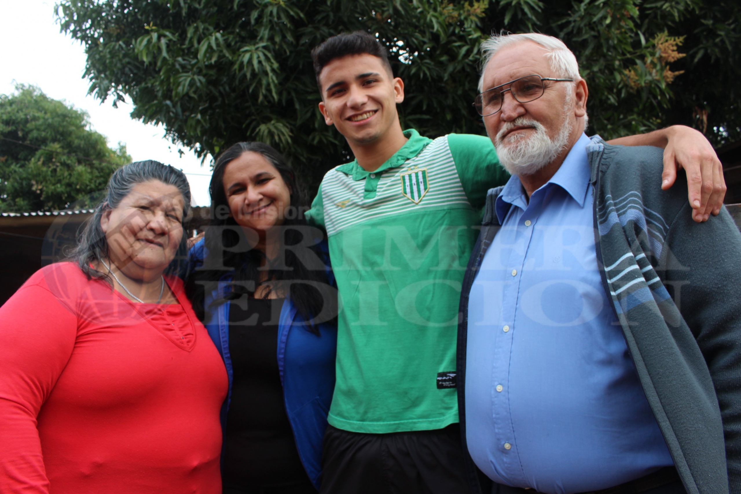 SOSTÉN. Gonza, en el medio, con su mamá María y sus abuelos, Miguel y Gertrudis. Los obstáculos no pudieron con la ilusión de toda la familia.