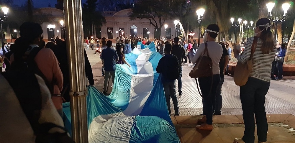 La ciudad se iluminó con las antorchas docentes