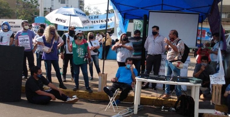 A pedido de delegados del interior se retomó ahora el debate docente en el Mástil