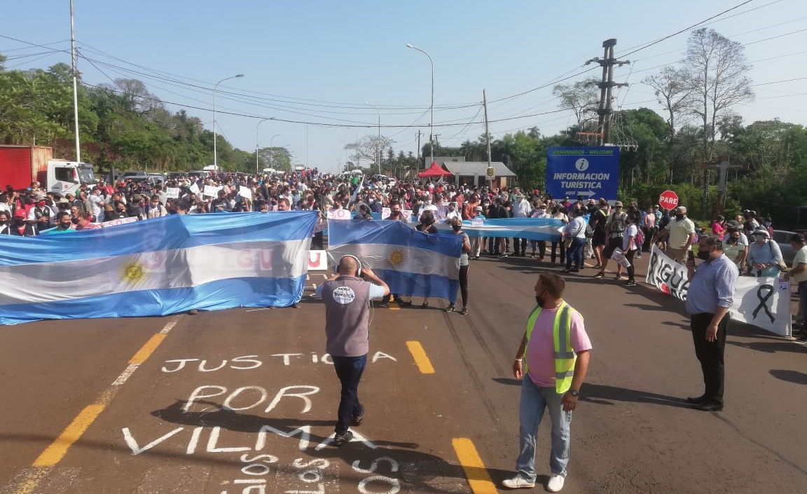 Manifestantes cortan la ruta 12 en el acceso a Iguazú por la crisis en el turismo