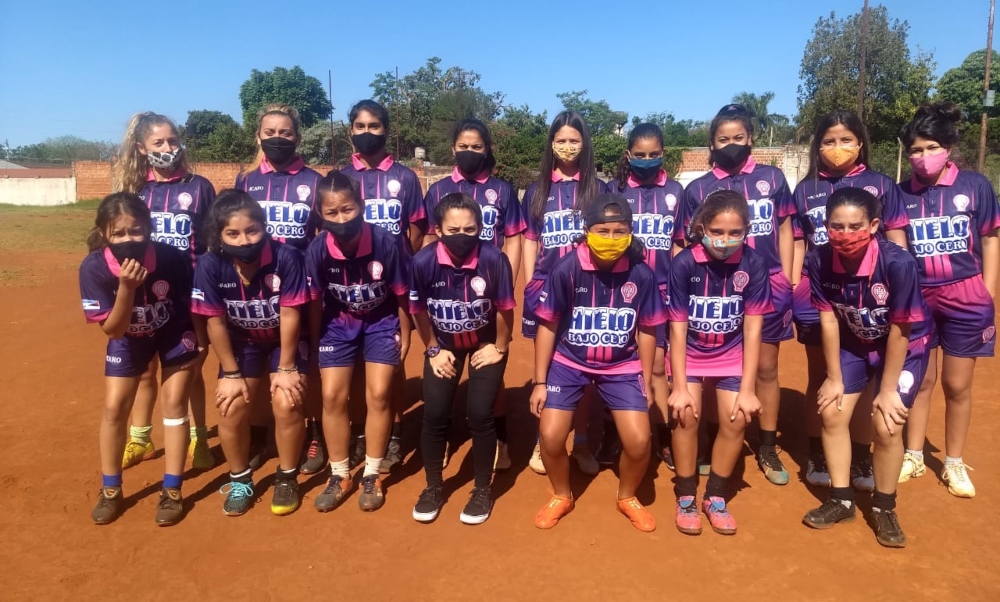 Las Globitas, de Huracán, presentaron nueva indumentaria