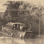 Familias de inmigrantes desembarcando en Argentina a principios del siglo XX con sus valijas en el puerto.