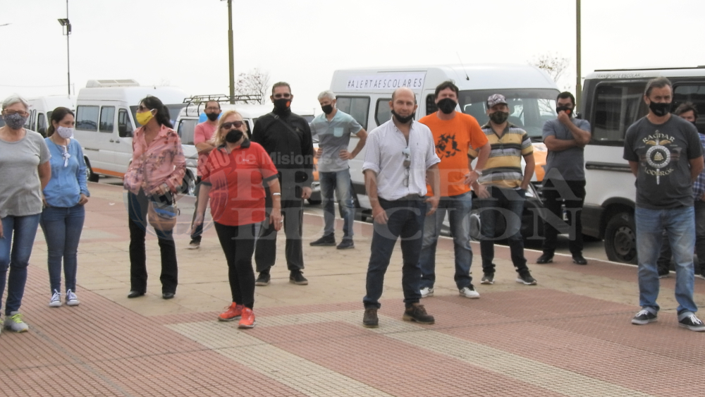 Transportistas escolares también marcharon para visibilizar sus reclamos