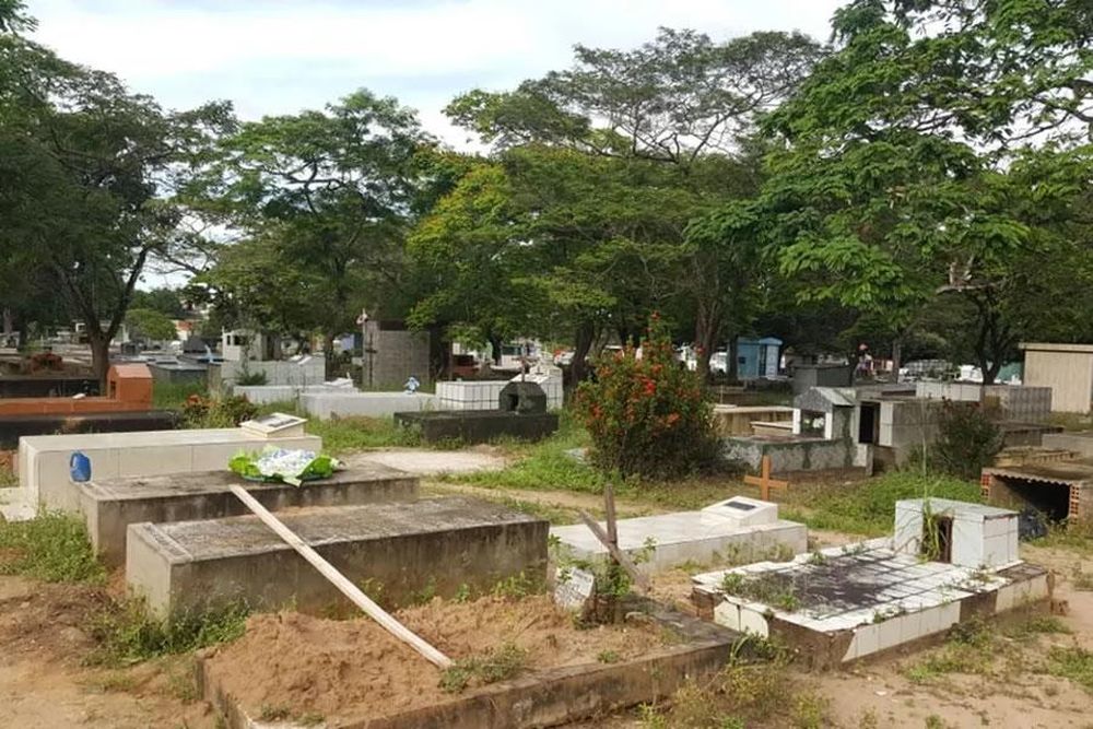 Cámara de seguridad graba “fantasma” caminando en el cementerio