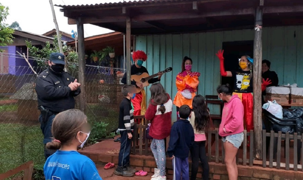 Merendero recibió ropas, juguetes, alegría y diversión