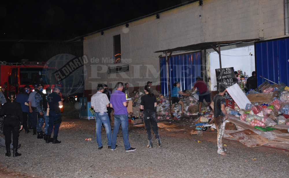 En los primeros minutos todo era como un remolino de mercadería desparramada y se temió lo peor