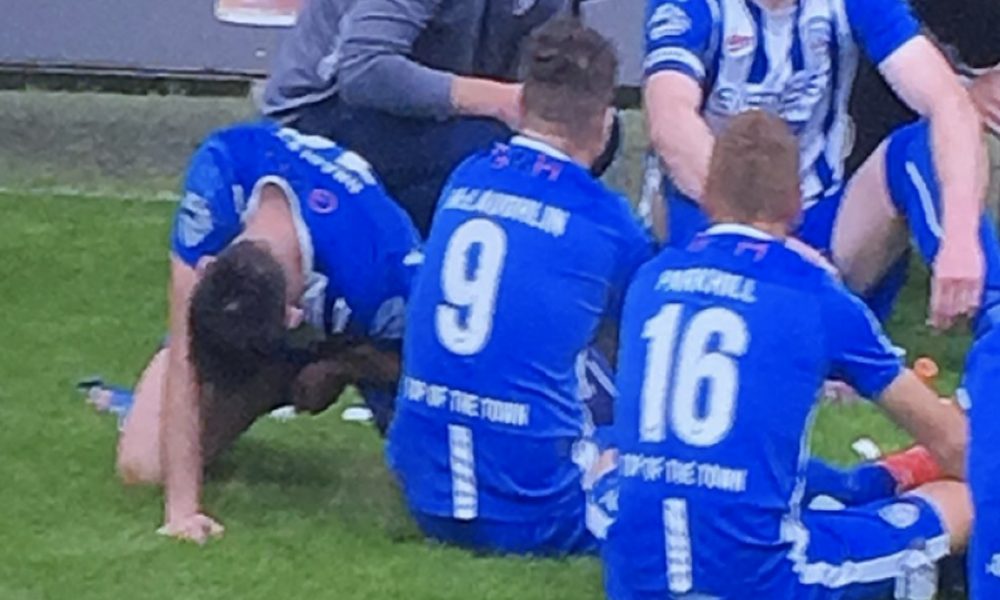 Insólito: lo suspendieron por orinar en pleno partido