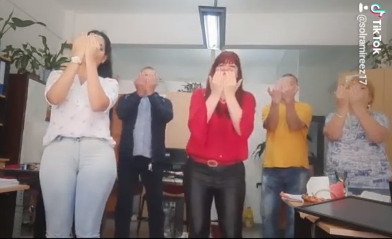 El IPS separó del cargo a funcionaria que graba Tik Tok en horario de oficina