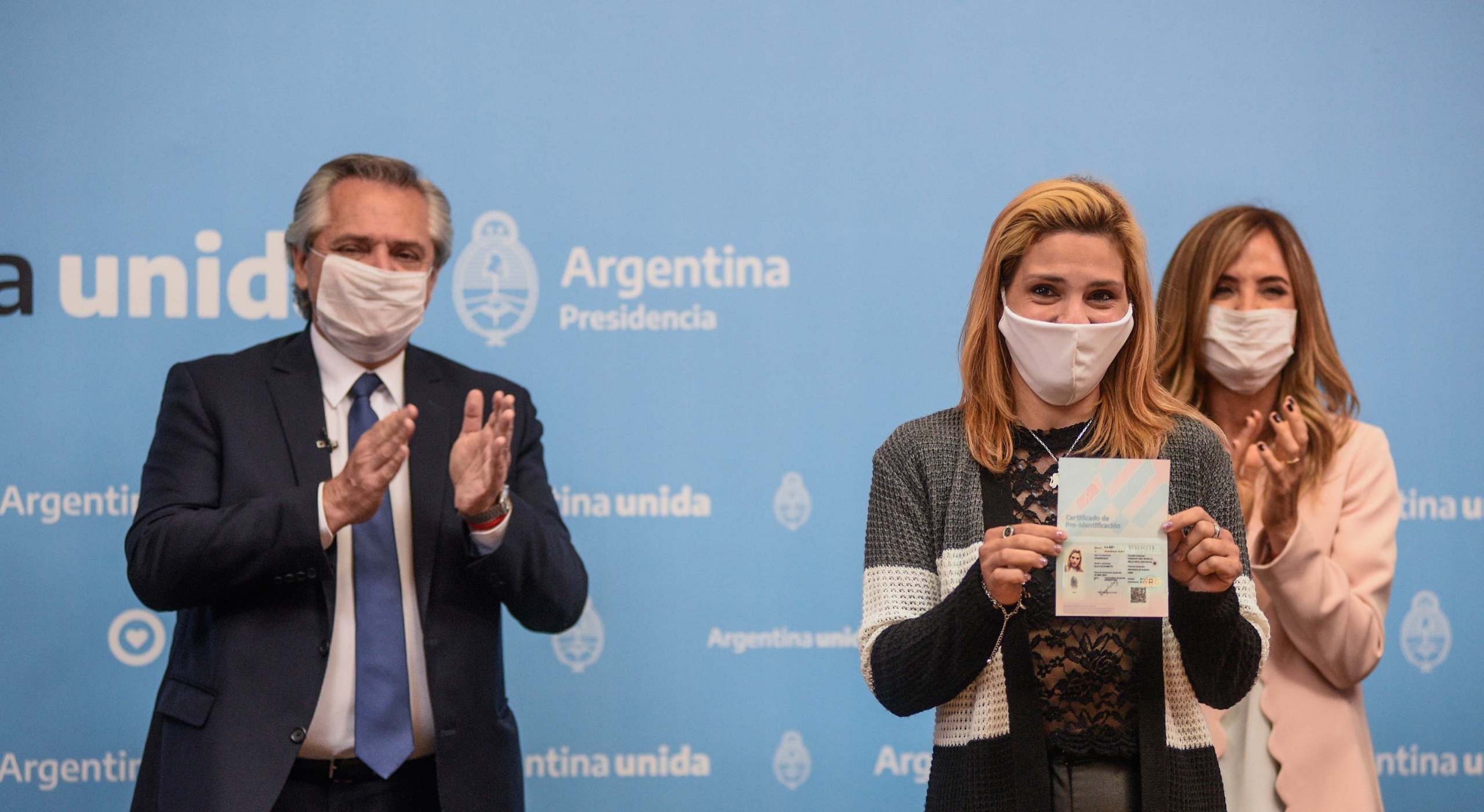 TELAM 22102020 Buenos Aires: El presidente Alberto Fernández encabezó este mediodía el lanzamiento del Certificado de Pre-identificación (CPI) para garantizar el derecho a la identidad de quienes no se encuentran inscriptos en el Registro Nacional de las Personas (Renaper), y facilitar la identificación y emisión del Documento Nacional de Identidad (DNI). Foto Presidencia De La Nacion CGL