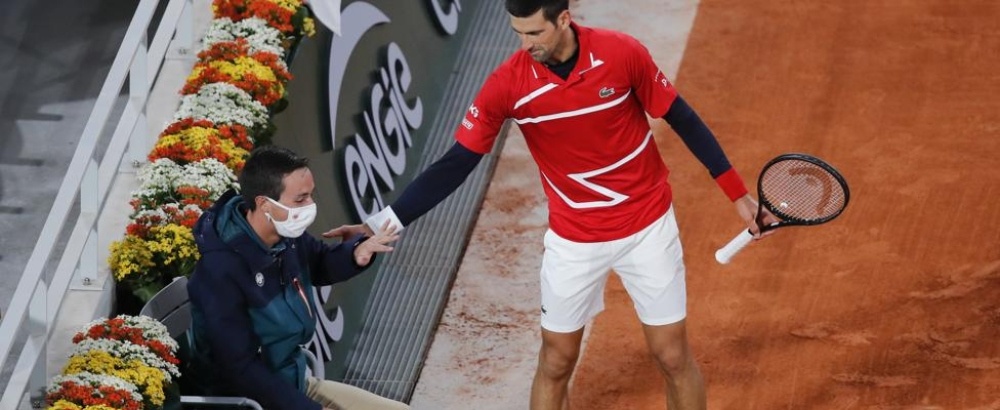 Increíble: Djokovic volvió a pegarle un pelotazo a un juez de línea