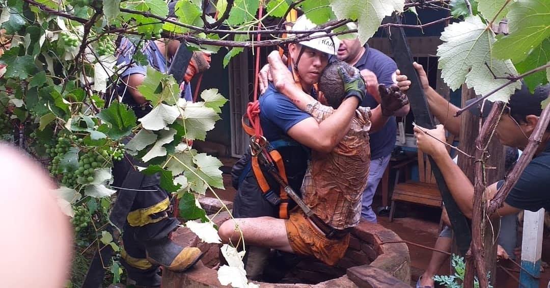 Heroico rescate de un abuelo que cayó en un pozo de agua