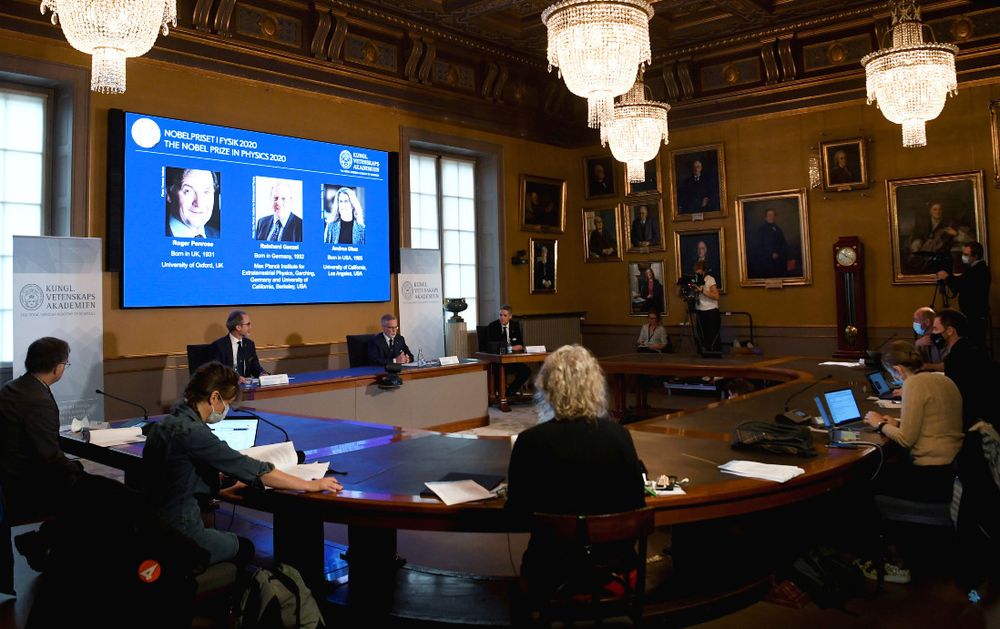 Otorgan el Nobel de Física a tres expertos en “agujeros negros”