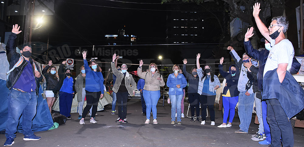Intentaron desalojar el acampe frente al Ministerio de Salud